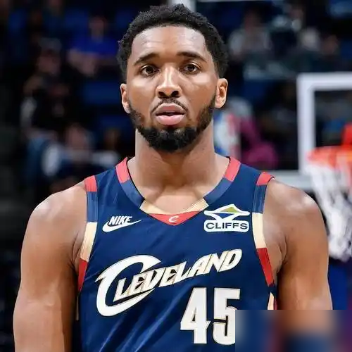 哈登，被彻底踢出了超级巨星的牌桌。
9月27日ESPN刚出炉的新赛季排位，撕下了最残忍的遮羞布。曾经无所不能的哈登，这次直跌到第32名。而骑士队的核心米切尔，踩着老一代的肩膀，狂飙突进，人生首次杀入联盟前十。
凭什么这么排？因为这7个专家根本不看你以前拿过多少荣誉。他们拿着放大镜，专门盯你的年龄