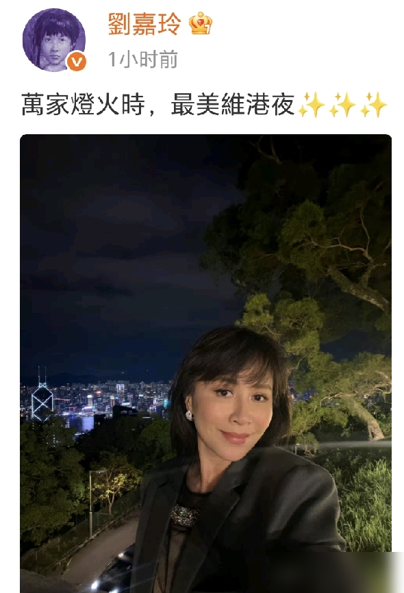 刘嘉玲深夜晒维多利亚港自拍，黑西装，红润脸，状态松得跟刚睡醒似的。评论区直接炸了。
有人问她，你都这把年纪了，怎么不优雅地老去？她反手一句：我为什么要优雅地老去？
这姐是真不装。苏州园林那副对联，风风雨雨莺莺燕燕，她说六十岁才看懂，看懂之后反而不再美化过往。
她不跟时间较劲，晨跑、跳绳、普拉提