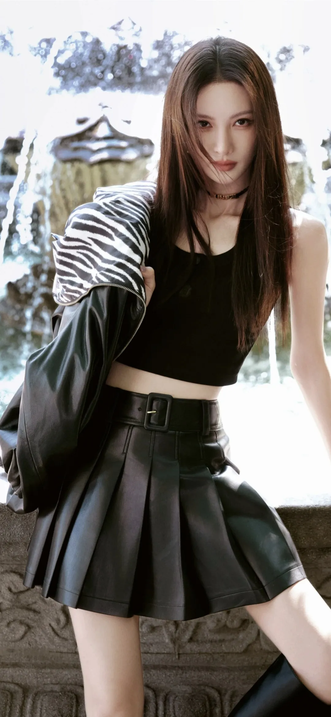 金晨高清美照分享｜都市酷女孩，黑白穿搭，时尚街头风