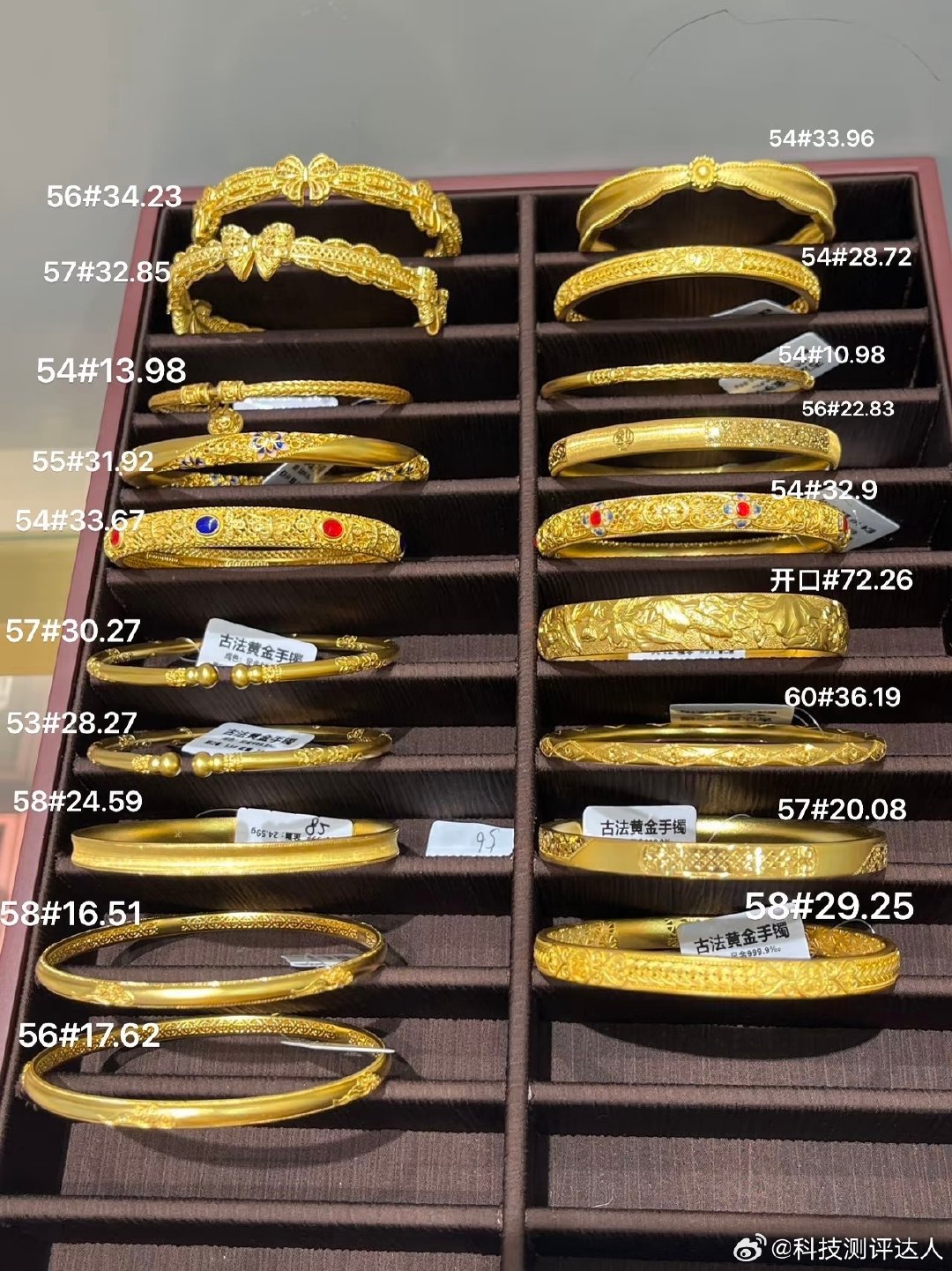 #水贝金镯子卖断货了#现在金价跌了，水贝金镯子是真划算，而且样式还好看，黄金放着还会升值，卖断货也正常 ​