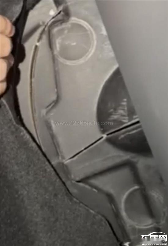 小鹏GX防火墙塑料盖板缝隙大 设计缺陷吗？
小鹏 GX 车主在车质网反馈，车辆防火墙内侧塑料盖板缝隙偏大，属于出厂装配缺陷。该盖板处于刹车踏板后方，过大缝隙会造成机舱灰尘、水汽持续渗入车内，行车过程还会增大风噪，长期使用可能造成内部线束积灰受潮。车主前往门店检查，售后称该现象属于正常设计 ​