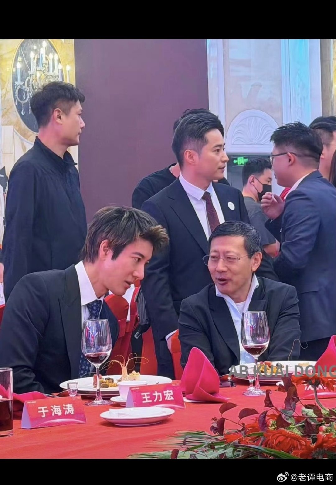 王力宏演唱会有了宇树机器人参演，双赢， 网友猜测，王力宏是不是投资了宇树，这个需要知情人士透露点信息，而王兴兴成为90后新首富，宇树科技正式敲钟上市!A股人形机器人第一股诞生。这个是确信无疑！ 中国的机器人可能会像电动汽车一样全世界领先，蓬勃发展了 ，未来可期，拭目以待。#王力宏宇树# ​