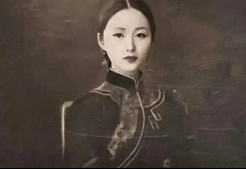 1900年，慈禧召见陕西女首富，开口便问她有没有丈夫。周莹答道：“我已经守寡十多年了。”没想到话音一落，慈禧突然抬起手，满殿众人顿时屏住呼吸，只有李莲英赶紧高声喊道：“太后有赏！”
 
这一年，正是庚子国变，八国联军攻入北京城。慈禧带着光绪皇帝匆忙向西出逃，一路颠沛流离，吃了不少苦头，最后落脚到陕西