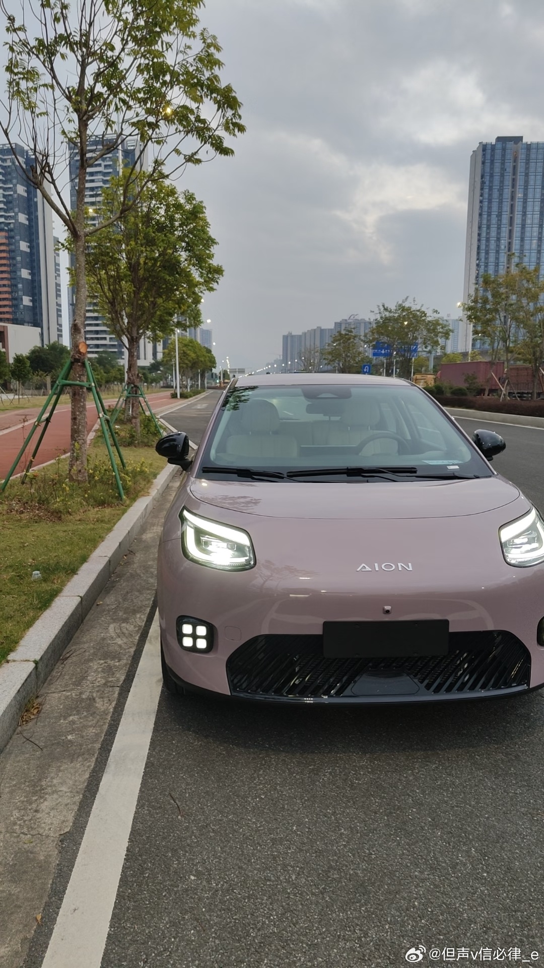 作为老款UT车主，对2027款焕新真的很期待！升级宁德530km续航，再也不用频繁充电，周末短途出游更安心。座椅放倒一键大床这个细节太戳我，露营午休都够用。新出的薄荷冰绿配色清爽好看，掀背造型依旧出彩。整体细节全面升级，兼顾颜值实用，看得我都有点心动想体验新款了。#埃安UT# ​