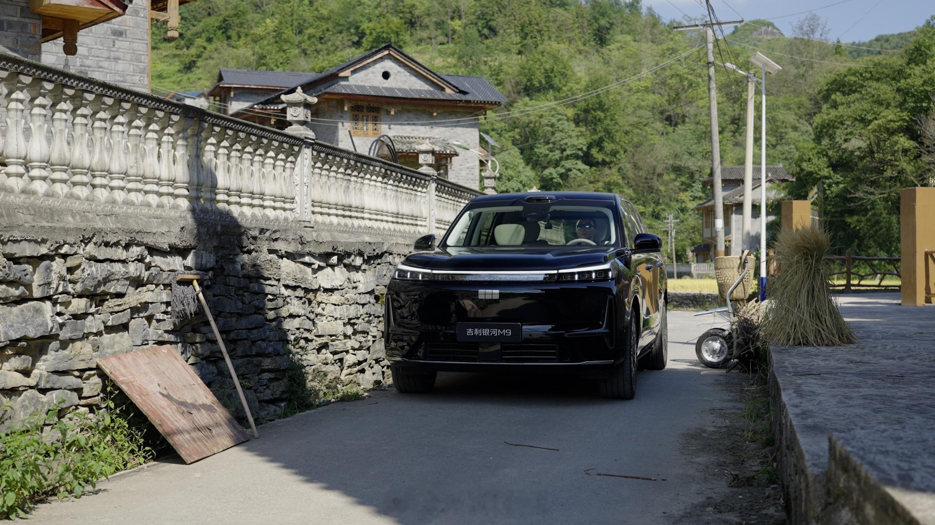 #千里浩瀚把悬崖路开出通勤感# 辅助驾驶好不好用，开到乡下就知道了。

吉利这次公布的湘西挑战，开的是搭载千里浩瀚H5的银河M9。挂壁山路、苗寨窄巷、夜间急弯，都是当地人实实在在要走的路。

这趟跑下来，展示了三件事：

一是覆盖广。辅助驾驶能帮忙的地方，已经从城市通勤延伸到了偏远山村，回老 ​