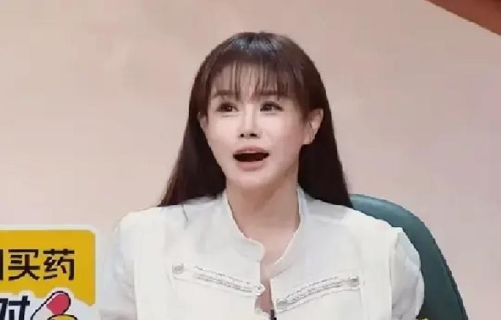 冉莹颖欠着6000万的时候想过离婚，现在债还清了，她反倒公开说“不走”。

当年邹市明刚拿完奥运金牌，商业价值冲到顶，冉莹颖嫁他，全网都在算账：这女的不就是看中名气，等着分钱。后来邹市明转职业，打比赛输给木村翔，眼睛受伤，退役后开了几家拳馆，钱像流水一样往外烧。

那几年她一个人带三个孩子。邹市明身