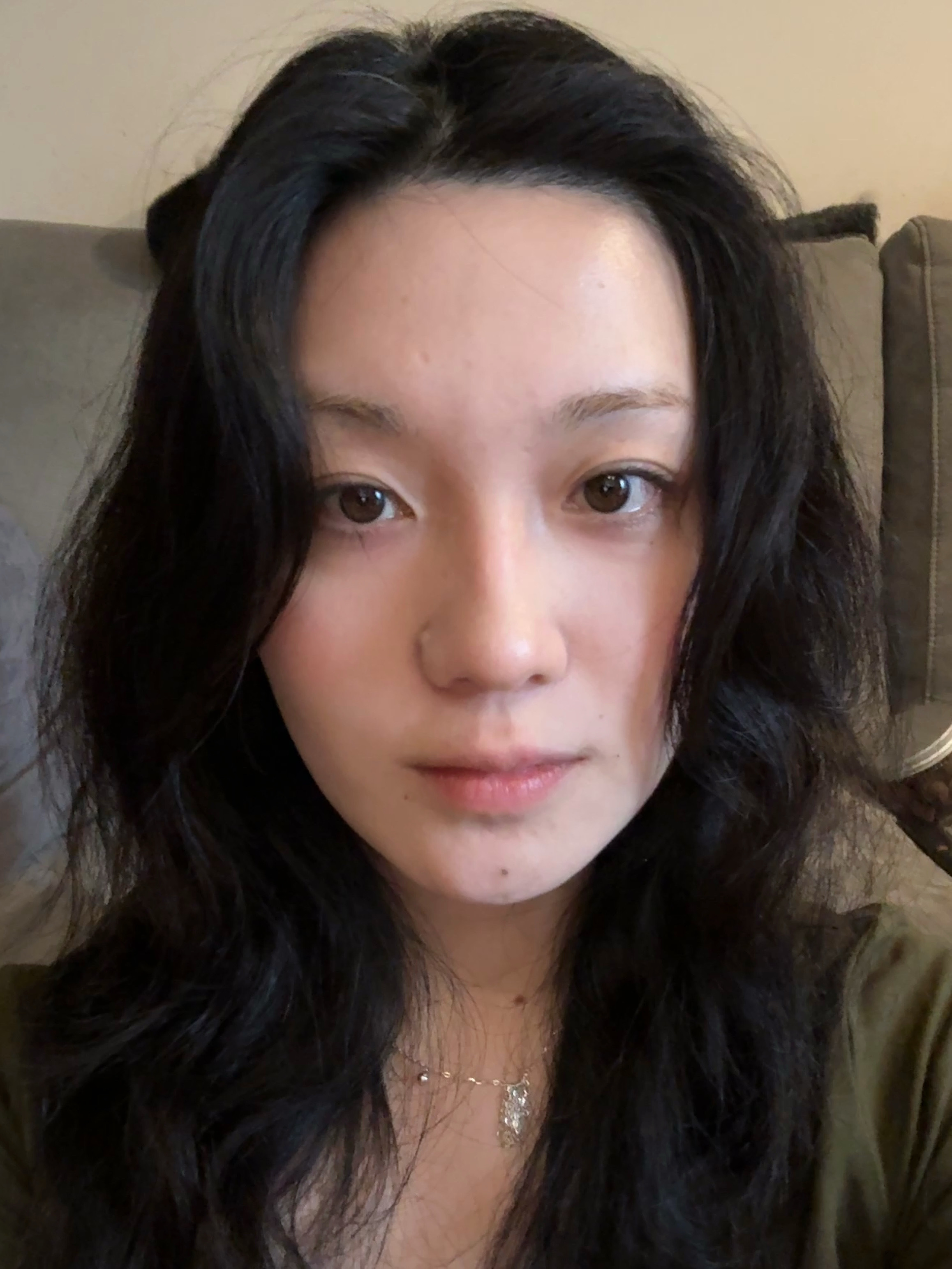 早C晚A水乳pro都试了吗！太好用了，评论里一位，我买给你试试这次HBN的新品我感觉做的调整都没白费功夫，pro就是pro，很有天赋的选手，简单说说感受首先发光水pro的双档口做得好很顺滑，水流档出水很快，很方便然后成分上，高纯α-熊果苷浓度加浓了，再加上她家自研的P8发酵滤液、卷柏复活精粹，这些提亮成分都是第一梯队，去暗沉力很强用下来白净感很强，皮肤会冒光泽的那种，白天脸容易暗沉发黄的朋友会容易感受到这一点，尤其油皮和爱熬夜的朋友。还有里面新增的丝氨酸专门针对毛孔黑头闭口，走的是无酸嫩肤的路子，皮肤的糙感会一点点被减弱质地上我总觉得发光水pro水感更强了，现在可以说是完美妆前水了，这一点我推荐很多次了，非常推荐大家妆前湿敷一下，尤其T区敷久一点点，吸收完了会呈现出细嫩光泽，上完妆鼻尖都是亮亮的给朋友化妆我一般就这样处理：湿敷3分钟，再轻拍一层，底妆会更服贴且持妆力更强，发光水pro大量打底的情况下，我觉得能大程度上替代日间精华，扛暗沉力度比想象中强而新升级双A醇精华乳做的调整主要...
