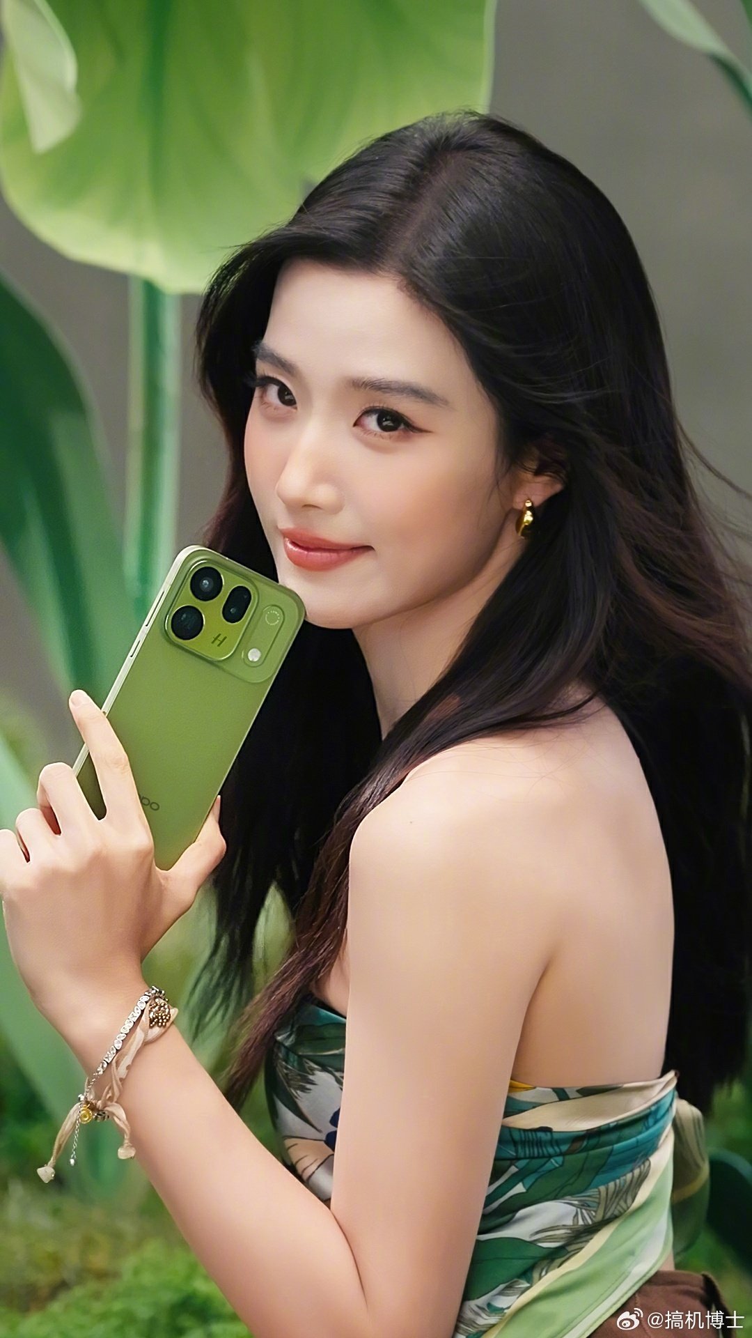 OPPO Find X10推出了全新配色森绿，还搞了个高奢联名，不过我的目光都被旁边的代言人吸引去了，王楚然怎么能这么美呀[期待] ​