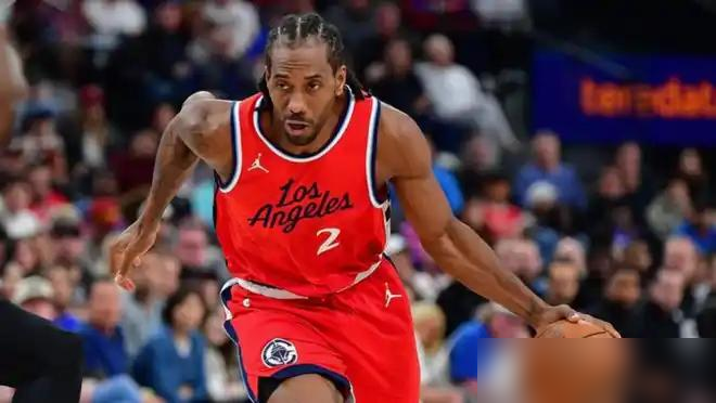 同样违规，NBA这双标玩得也太露骨了！
2000年森林狼阴阳合同违规，联盟直接废除球员合同，没收5个首轮，罚350万，老板总经理禁赛一年。
昨天刚出的快船罚单，同样是系统性规避工资帽违规，只没收未来5个首轮、罚3000万。伦纳德合同完全保留，球员连禁赛都没有，只有老板停权一年。
现在还有消息传