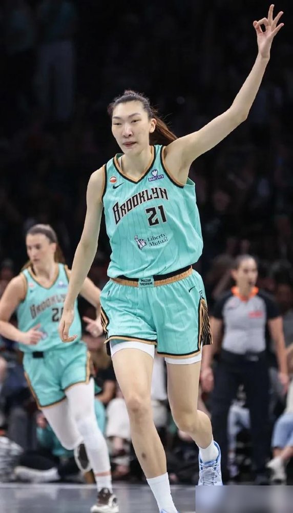 5分32秒，2分2篮板，这就是韩旭在WNBA季后赛的最后答卷。
常规赛命中率50.8%，三分40.2%，这效率放哪儿都是大腿。可到了季后赛，出场时间一场比一场少，8分钟、7分钟、5分半。不是她不行，是斯图尔特和琼斯把内线轮换焊死了，根本没缝。
自由人被梦想横扫出局那天，韩旭说不敢相信赛季就这么结