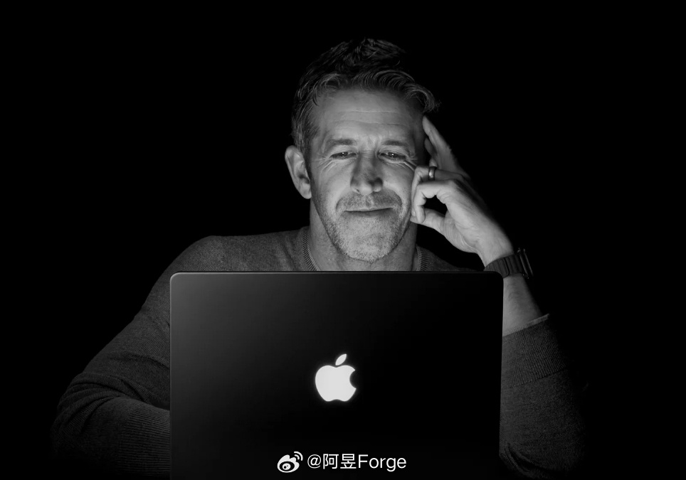#苹果CEO回应做触屏Mac#苹果发布首款触屏MacBook Pro，打破延续16年“Mac不做触屏”的惯例。
 
官方的态度很克制，CEO特努斯强调，键盘和触控板仍然是Mac的核心，触屏仅作为特定场景的补充功能。
 
等到OLED、自研芯片技术成熟，加上铰链、散热重新设计，兼顾屏幕晃动和发热问题，苹果才落地这个功能。 ​