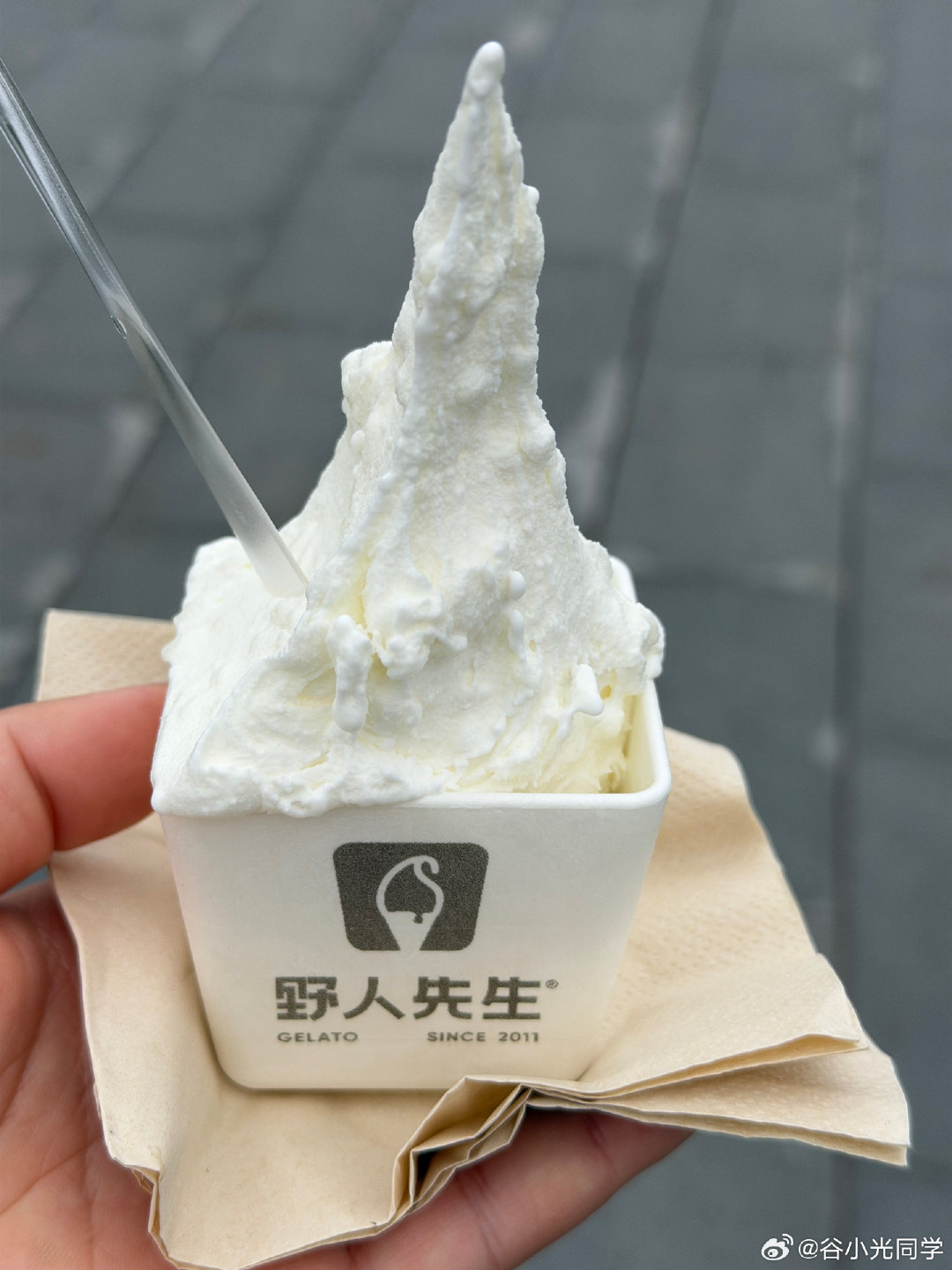 #野人先生回应罗永浩说难吃#只要是跟食物沾边的，众口难调。有人觉得好吃，有人觉得不好吃，但是有知名度的名人公开发文吐槽难吃的，还是比较少见的！[doge] ​