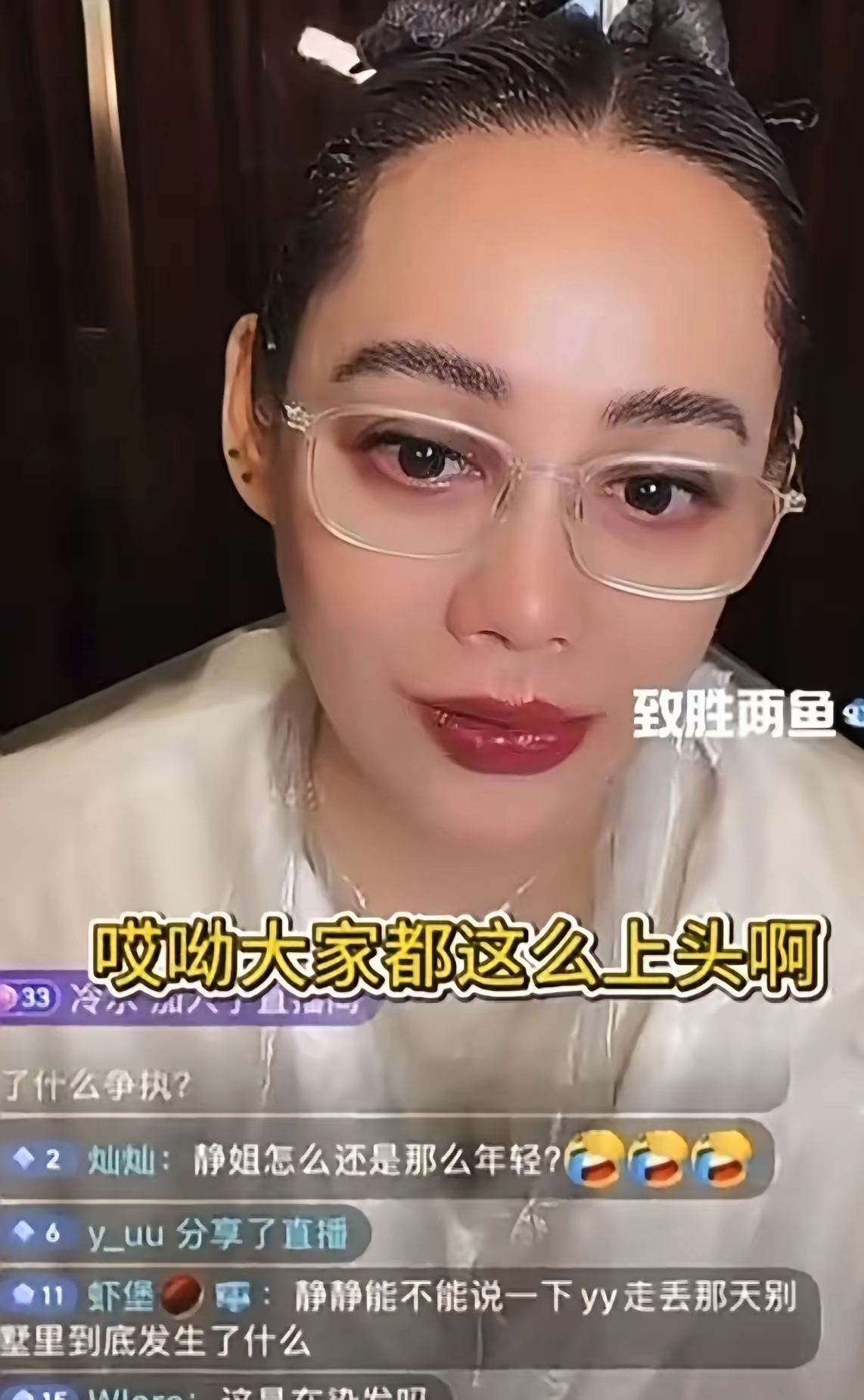 宁静活成了娱乐圈最敢说的人，但该闭嘴的时候，她比谁都精。

9月1号直播，有人提《花少2》。这事过去十年了，网上分析贴能绕地球三圈，她没装失忆，也没黑脸，直接接茬。

你们猜的，大部分都对。但你们看到的，只有二十分之一。

节目组当年剪掉了太多东西，为了保护艺人，为了能播。现在网上流传的那些所谓名场