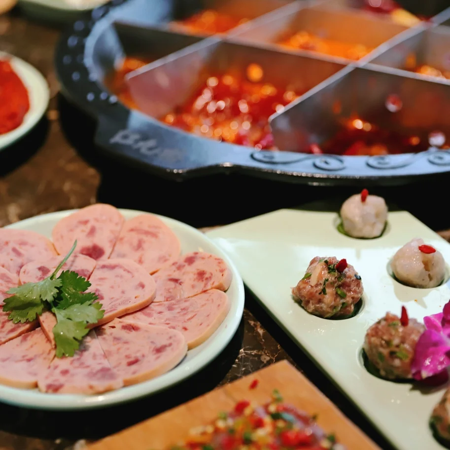 勒家火锅我觉得应该算得上整个洪崖洞最正宗的一家重庆火锅了！勒家火锅据说是重庆的一