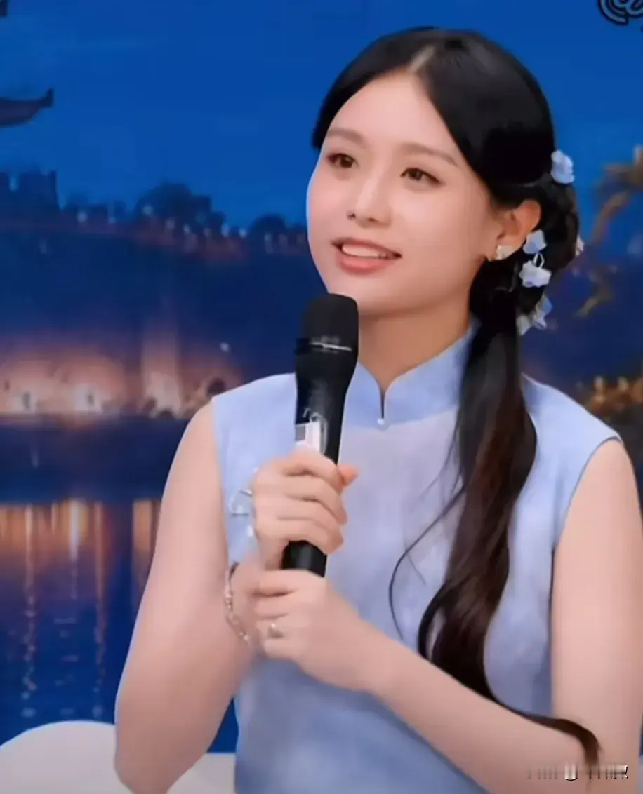 终于知道，

王晓慧选择进娱乐圈的原因，

原因很简单，不是因为别的，而是因为她想要有新的体验。

之前《给阿嬷的情书》突然爆火，她作为主角之一也跟着火了起来，她本来就是素人，意外爆火，本来平静的日常生活被打破。

她一下子反应不过来，她自己也说是之前因为自己的性格原因，性格比较谨慎，做很多事情会考