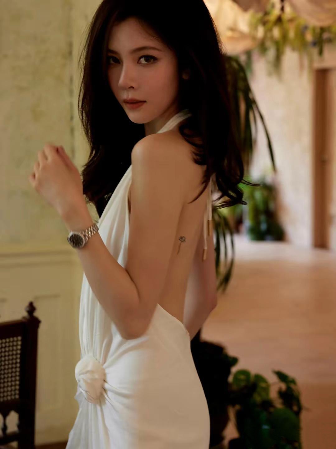 高级感天花板，宋妍霏裸背长裙，快门声直接炸场！
