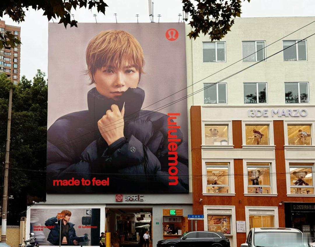 安福路、武康路口的今日续篇：李宇春画好了。再抬头往上看⋯⋯嚯！巨大的一幅！这个路口，今年国庆节期间将被谁统治，已然明了。

刚刚微博开屏画面，显然偷听了我的话。 ​
