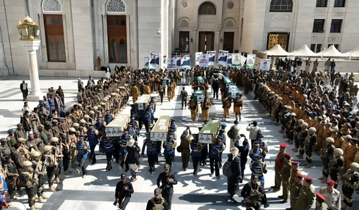 重大挫败！胡塞高级指挥官精锐旅长遭突袭，7人全部惨死，现场十分凄惨！


2026年9月18日，胡塞武装第一突击旅旅长阿萨尔准将在曼德海峡北侧的卡布布前线遭遇伏击，连同6名贴身护卫全部丧生，这位绰号“沙漠雄鹰”的指挥官，常年在一线带兵，是胡塞地面攻势里少有的悍将。

 
消息传开后，不少人用“重大挫