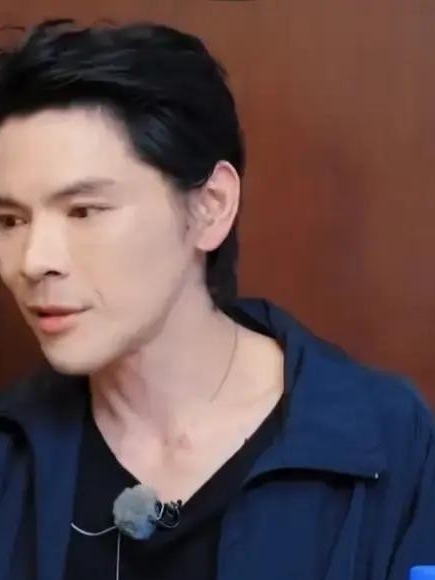 向佐很不对劲
大家发现没有？
练出那一身肌肉的代价，是医生说他那颗肾跟七十多岁的老人差不多。

向佐今年42岁，是向华强的长子，这些年他一直想往武打片这条路上走，在健身房待的时间比在片场还长，每次练完照例冲一杯蛋白粉。

问题就出在这个浓字上，他嫌淡的没用，水只倒半杯，粉一勺一勺往上加，搅得跟糊一样