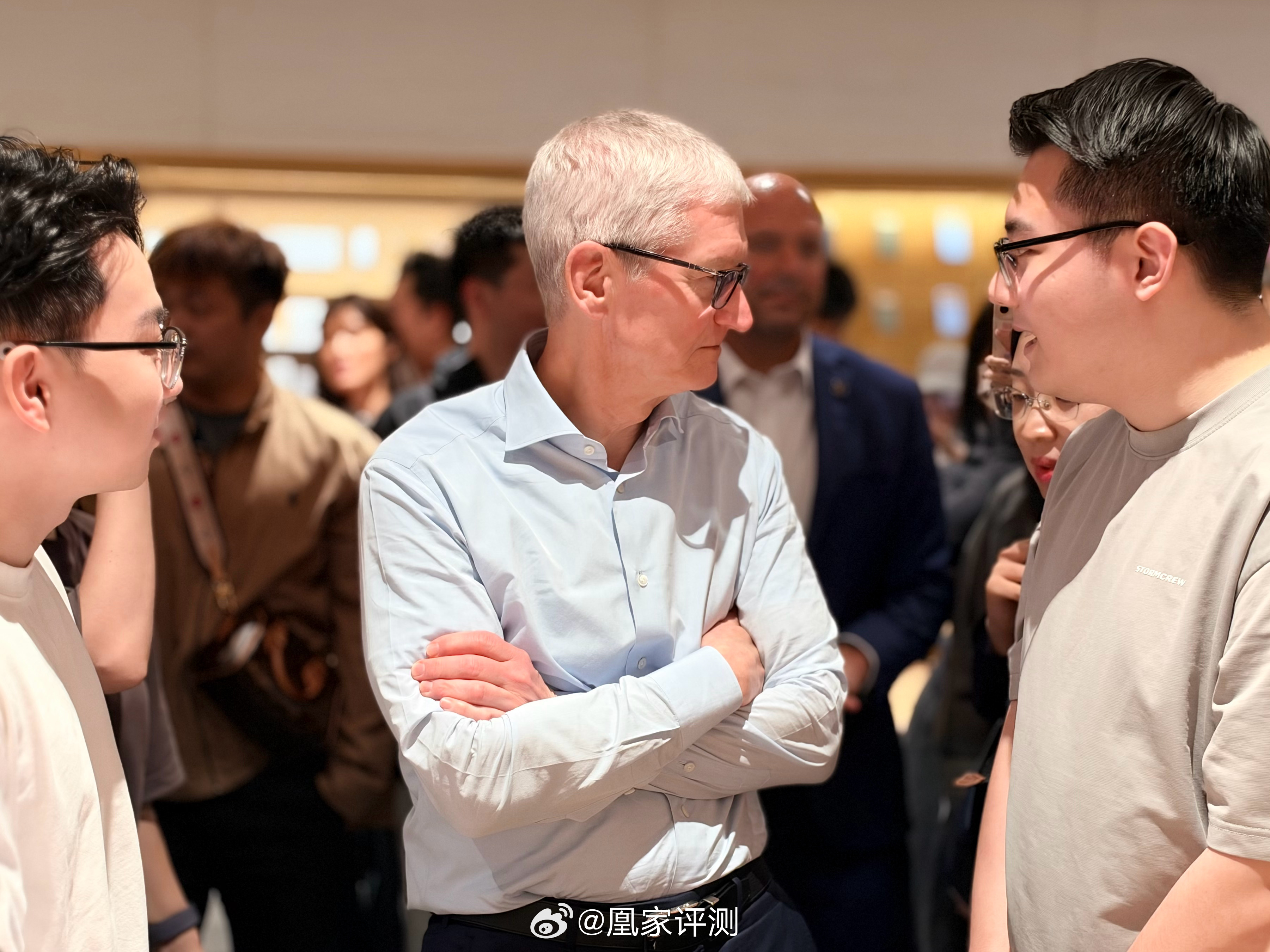【Apple Watch的提醒，他们起初都没当回事】昨天库克现身三里屯Apple Store，与两位真实Apple Watch用户，进行交流。他们都曾因为觉得自己年轻，忽视了手表发出的健康提醒。

一位用户起初偶尔感到心悸，收到高心率提醒也没有太在意。后来，手表开始提示可能存在房颤，提醒也越来越频繁。他最终前往医 ​
