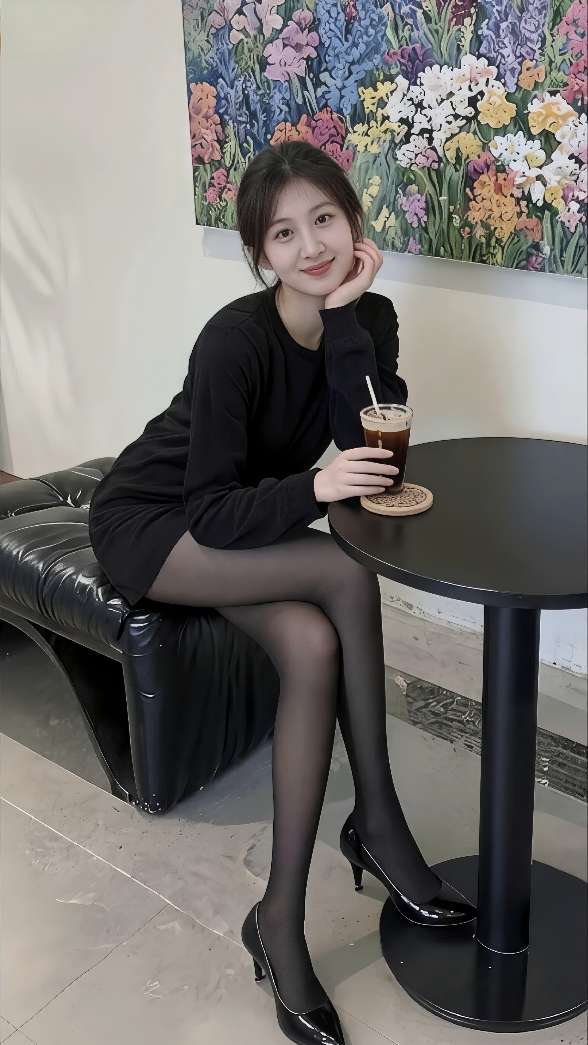 秋日午后的松弛感是黑裙给的☕   今天的ootd是“毫不费力的温柔”—...