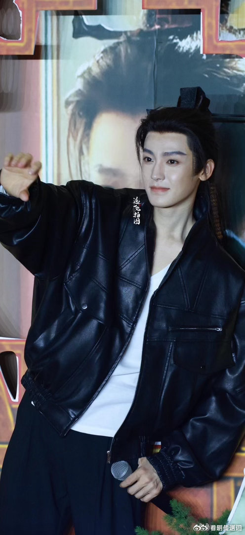 名场面存档📸侯明昊突击抽查粉丝接唱，话筒递出去之后直接整段垮掉，紧张...