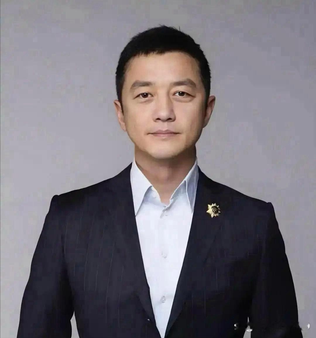 不查不知道，一查惊掉下巴，李亚鹏这几年赚了好几亿，早够还债了。想不到的是， 他结清丽江几干万外债后，剩下的钱几乎全投公益了。从运营嫣然医院，到自掏腰包办免费幼儿园，负担教职工薪资、给山区儿童捐物捐书，事事都落到实处。为撑公益项目，他不止一次变卖名下房产。本可坐拥财富、再当光鲜明星 ​