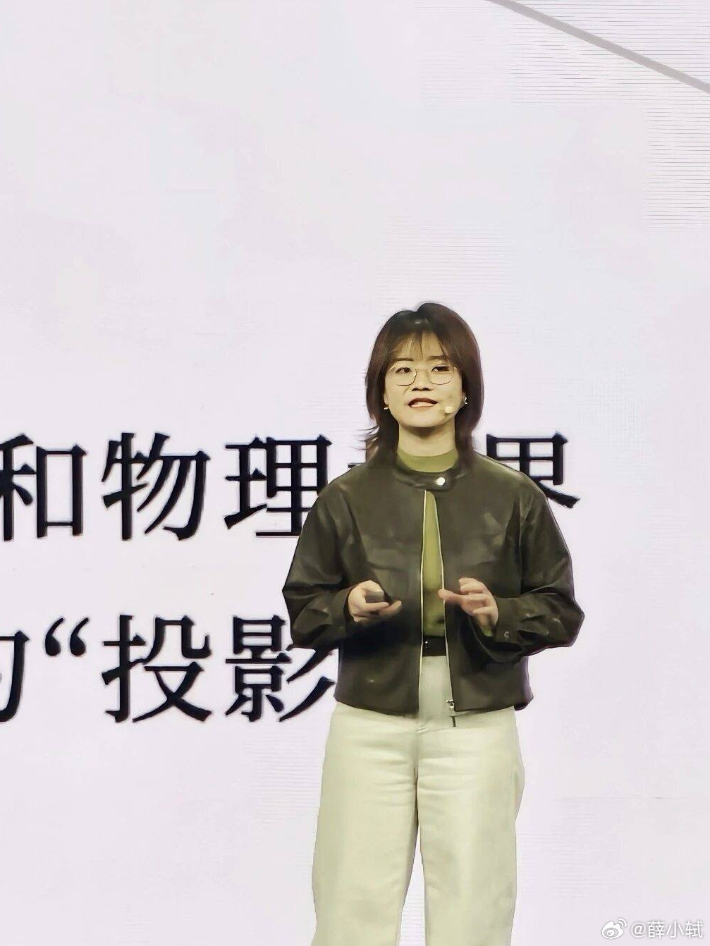 #罗福莉31岁登顶小米最高职级#
同样是熬十年，在传统赛道里她可能刚熬到中层，在AI赛道里她已经能摸到行业最核心的话语权。
这就是赛道选择给她开的外挂。

你再怎么努力攀爬，也跑不过时代的电梯。
但电梯把你送到几楼，不取决于楼有多高，取决于你能在哪个楼层站稳。
#AI大时代[超话]# ​