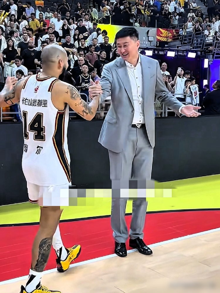 杜锋赛后，姜伟泽第一个冲过去。 亚洲杯打巴林，赵睿孙铭徽被罚下。杜锋...