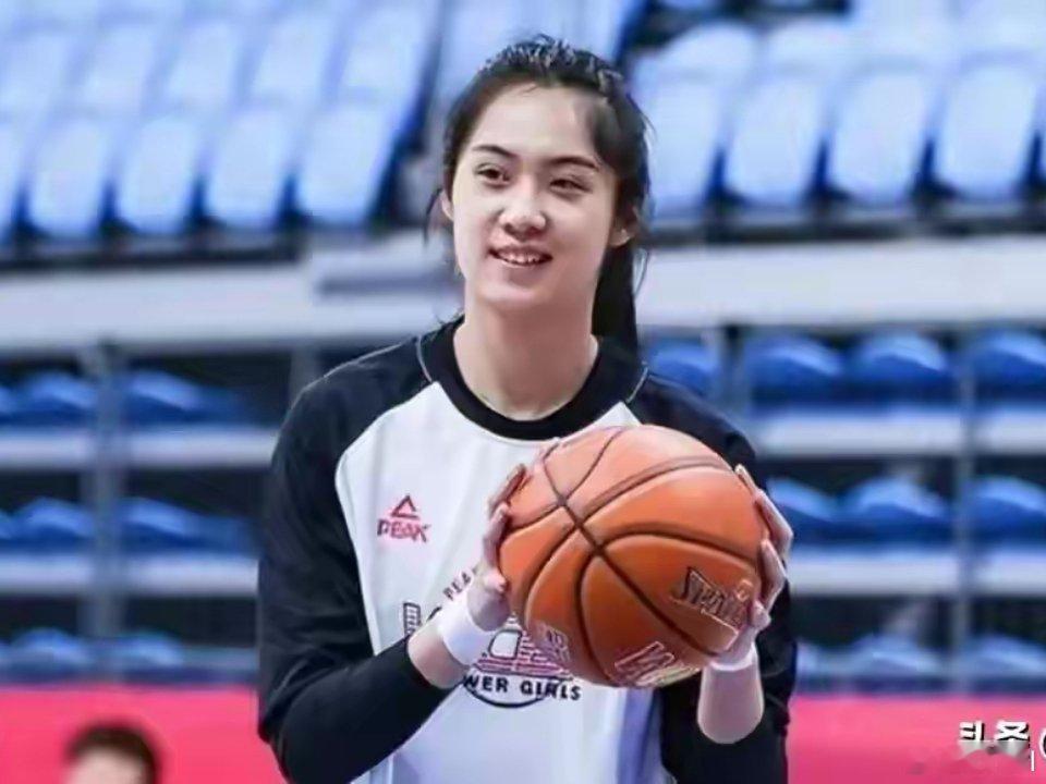 少女曹熙琛14岁身高2米20！中国女篮新巨无霸出炉，未来或超张子宇[点...