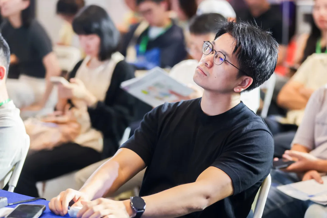 #亦庄发布# 【从鹏城到亦城，一场AI的“双向奔赴”】近日，以“创意落地·资本对接”为主题的AGIC 2026智能硬件创新路演峰会在深圳宝安国际会展中心举行。两天时间里，AI硬件、智能终端、具身智能、AI玩具、健康医疗、智能连接、算力基础设施等多个领域的创新项目集中亮相，来自产业、资本与技术一线的 ​