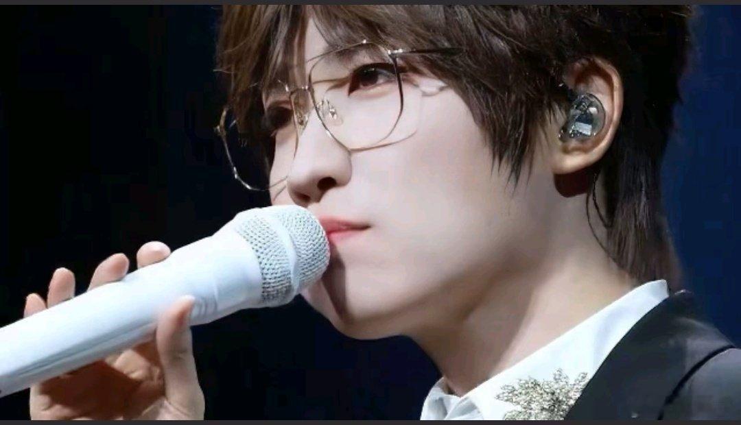 #徐良[超话]##徐良时间折叠巡回演唱会# 
人生最大的意义就是疯狂爱上一些东西，这样才感觉有意义。而我爱上了你，我可爱的猫猫​