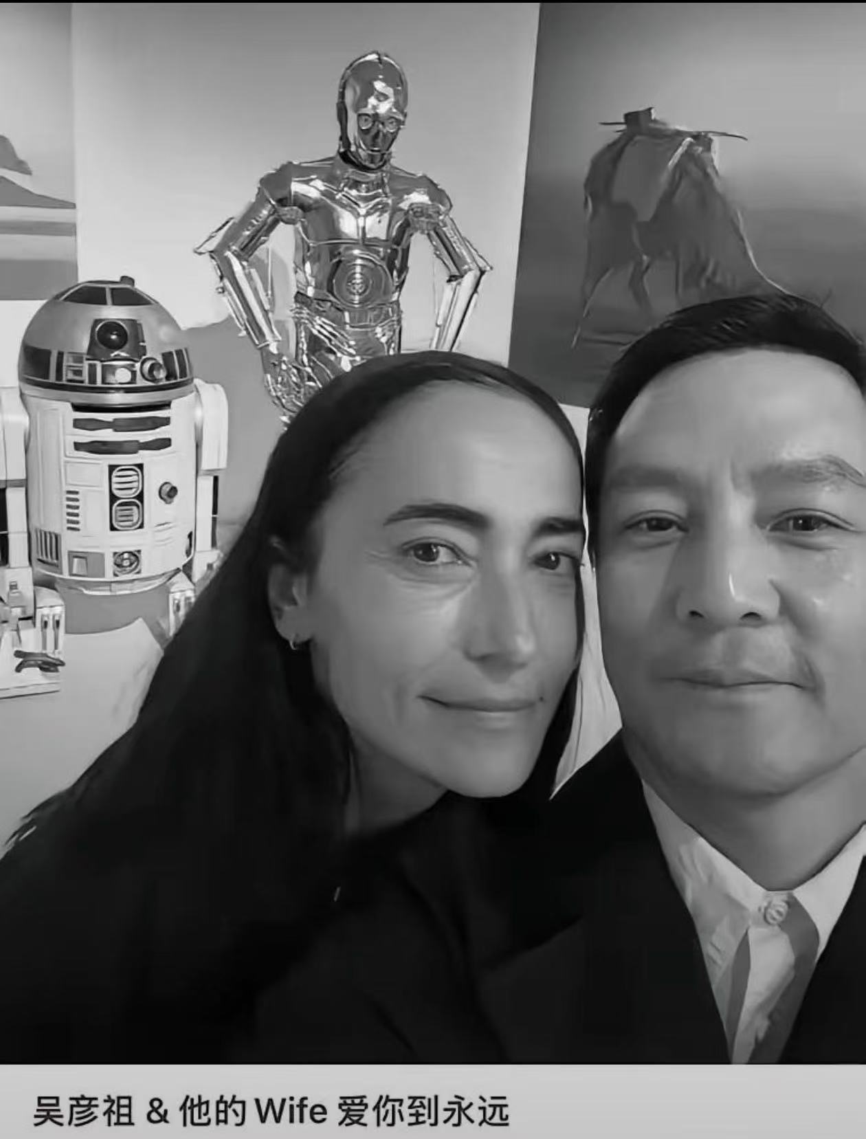 吴彦祖曾经在采访里说，自己和妻子Lisa，已经十年没有亲密接触。
一开始刷到这句话，我还觉得难以置信，毕竟当年的吴彦祖可是无数人心中的男神。
直到看见这张夫妻合照，瞬间就理解网友的调侃，很多人第一眼都分不清，还以为是吴彦祖和好兄弟一起打卡看展，不过彦嫂年轻的时候也是美人一枚。