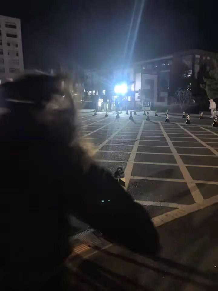 她一定比我成熟