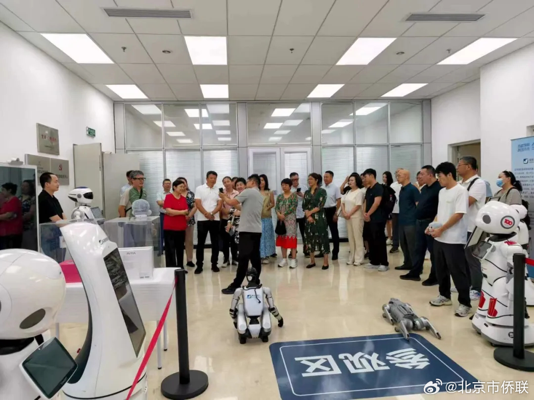 【动态┃北京华商会组织会员赴经开区参访考察】

8月21日下午，北京华商会组织30余名会员赴北京经开区开展参访考察活动。北京华商会监事长杨栋林、秘书长刘士学等参加。

参访组先后走进北京东港股份有限公司和小米汽车超级工厂，实地了解两家企业在数字化转型与智能制造领域的最新成果。

在东港股份 ​