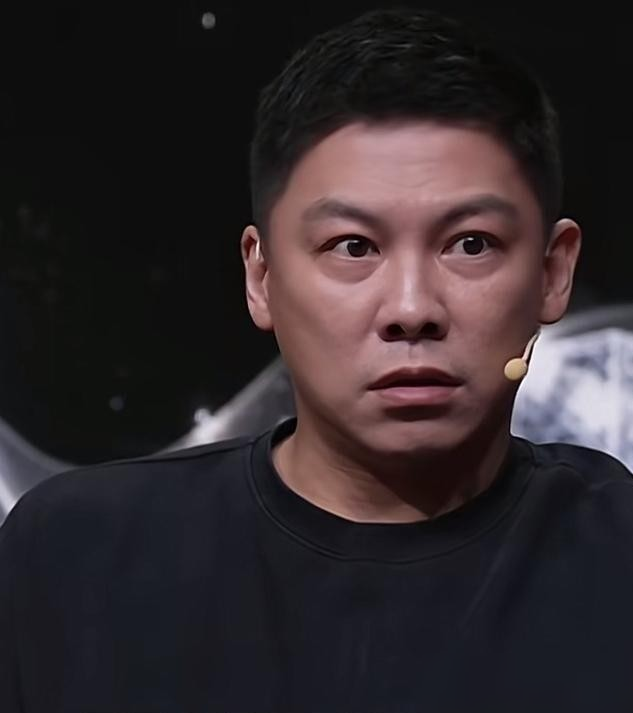 陈玘直播原话：我当年上面站着马龙、张继科、樊振东，还有王皓马琳王励勤，一座座大山翻都翻不动。现在呢？大山没了，乱世出枭雄，可你得先是枭雄啊。
樊振东十六七岁就冲出来了，前面也有人，但他够狠。
现在国乒男团名古屋丢冠，九连冠断了，王皓被架在火上烤。陈玘意思很直白：别光喊压力大，头顶没大山了，还不顶