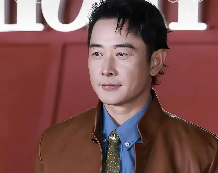 40岁出头的罗晋这次公开露面，差点让不少路人以为认错了人。
镜头扫过去那一瞬间，整张脸明显浮肿了一圈，下颌线彻底模糊，苹果肌和嘴角都有点挂不住肉，垮得有点厉害。
以前演皇帝、演精英律师那种清瘦挺拔的劲头，冷不丁就被满脸的厚重感给替代了，整个人透着一股掩饰不住的中年疲惫。
很多人都在纳闷，男演员