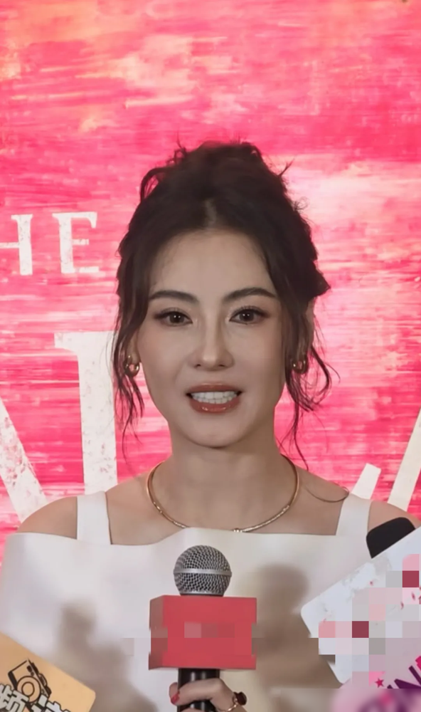 张柏芝当年上节目，主持人问离婚是不是很痛，她笑了一下，说是我提的，相处得太辛苦，不如分开。这话放现在听，太狠了。
离婚后她一个人带俩儿子，送上学、做饭、陪写作业，连复出拍戏都只接能在香港当天往返的活儿。谢霆锋那边呢？和王菲复合，满世界飞，偶尔被拍到和儿子同框。
最绝的是，她从不拦着孩子见爸爸见爷