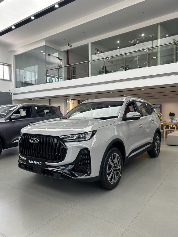 #十万级家用SUV宝藏车✨全新瑞 虎7
预算十万内选家用SUV，全新瑞虎7真的很懂普通家庭。虎纹格栅搭配锐利虎炬大灯，车身线条利落大气，日常通勤、周末自驾都很合适。
	
车内24.6英寸曲面大屏观感高级，语音交互响应迅速，导航调空调动动嘴就搞定。2670mm轴距后排空间宽裕，坐满家人也不压抑，后备箱装载能力够用。
	
1.5T动力输出平顺，底盘滤震调校舒服，市区代步高速出行都好开。全景天窗、360°全景影像、座椅通风加热配置给到，兼顾颜值、舒适与实用性，家用代步性价比拉满。
	
#全新瑞虎7  #奇瑞汽车  #家用SUV  #十万买车  #奇瑞汽车  #是时候买辆车了  #suv  #奇瑞老带新享好礼 