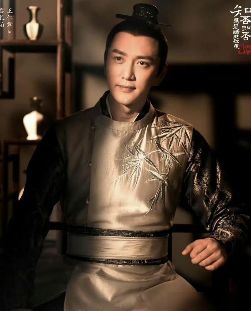 王仁君拿了飞天视帝，剧里“亲娘”高露发来祝福，他愣是没叫一声“娘”。
《知否》里盛长柏端方持重，戏外更绝。高露客客气气喊他“长柏”，他回了一段文言文，通篇没提“林噙霜”三个字，也没攀“母子”关系。
一句“高露女士”，把戏里戏外切得干干净净。
再看这奖，凭的是《浴血荣光》里的青年毛泽东，四分钟脱
