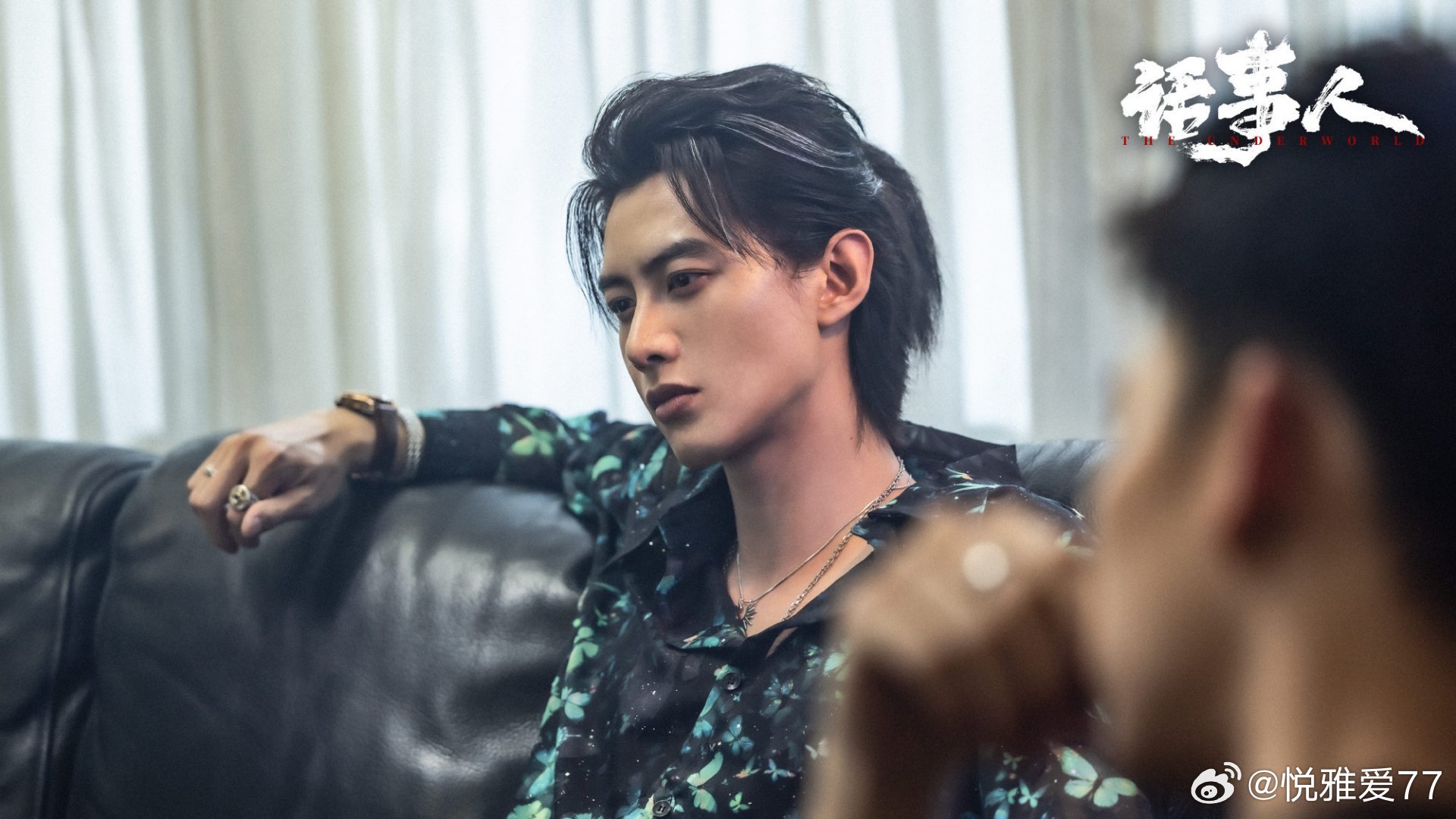#何健麒话事人# [心]#何健麒沈焱麟# 
谁还没认识何健麒！
之前《深情诱引》里周晏京的隐忍深情封神，眼神戏细腻到戳人。
全新港风警匪大戏《话事人》8月30日中午12点腾讯视频上线✨
彻底跳出霸总舒适圈，饰演底层江湖人沈焱麟，桀骜重义、黑白拉扯，亲自上阵打戏，还有姜皓文、唐文龙等港圈老戏骨加持 ​