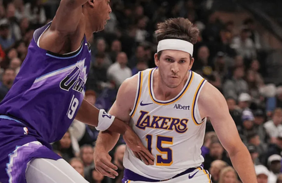里夫斯：队内所有人都放得下身段没有杂念，大家只想赢球

NBA常规赛，湖人客场对阵爵士的比赛已经结束，最终湖人以132-123击败爵士。

赛后，湖人球员奥斯汀-里夫斯在更衣室接受了媒体采访，谈到了球队的打球方式。

里夫斯表示：“我和JJ（雷迪克）什么都聊过，说到底就是做出正确选择，道理很简单— ​