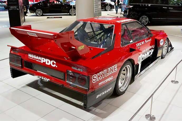 日产 Skyline RS Turbo Super   Silhouette这台车就是长谷见昌弘Hasemi Motorsport的战车，全球仅此一台实车，参加日本80年代传奇的Super Silhouette超级剪影锦标赛（FIA Group5组别），参赛赛季1982–1983年，也是当年多美卡T