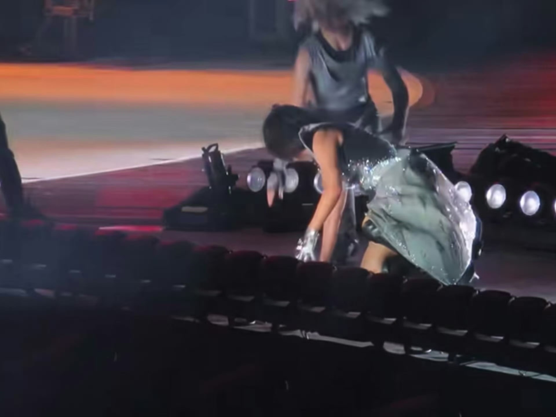 #孙燕姿演唱会摔倒# 

昨天戊子是个大事勿取、诸事不宜的岁破日。

日子不好燕姿也没避开，出这样的事也就难免了。

其实今天己丑是个好日课，结果燕姿刚好错开了。明天又是个不咋地的日子，她权衡了半天结果又给赶上了[允悲]

反倒是苹果，不偏不倚遇了个好日子，今晚安排了iPhone18系列的预购，不知 ​