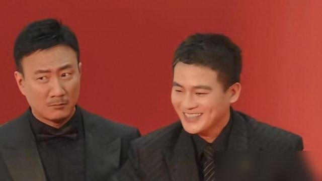 胡军李乃文一左一右，把欧豪架在中间走红毯，那架势，跟押犯人似的。

走到签名区，胡军直接抽走欧豪手里的笔，李乃文在旁边笑得直抖。欧豪全程缩着脖子，手都不知道往哪放。

网友全笑疯了，说这是“抓捕现场”，还有人说胡军这哪是走红毯，这是老刑警带嫌疑人指认现场。

但这仨人关系是真铁。拍戏那会儿，胡军天天