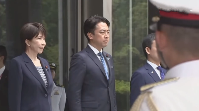 日本首相高市早苗疑似又发福了！
9月2日，日本首相高市早苗出来参加一个活动，据悉，在这个活动上，还是小泉进次郎陪同高市早苗参加的，他们这次现身主要是检阅日本自卫队仪仗队，参加完这个活动之后，高市早苗还出席了自卫队指挥官2026年度集体会议，并发表了讲话。
从曝光的画面我们可以看出，最近一段时间日本首