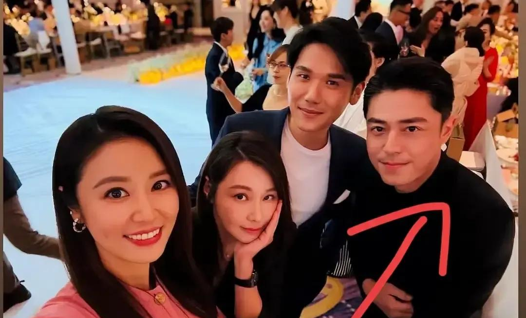 霍建华这眼神真的绝了！ 一段古早视频被扒出来，10秒钟内居然偷瞄了林心...