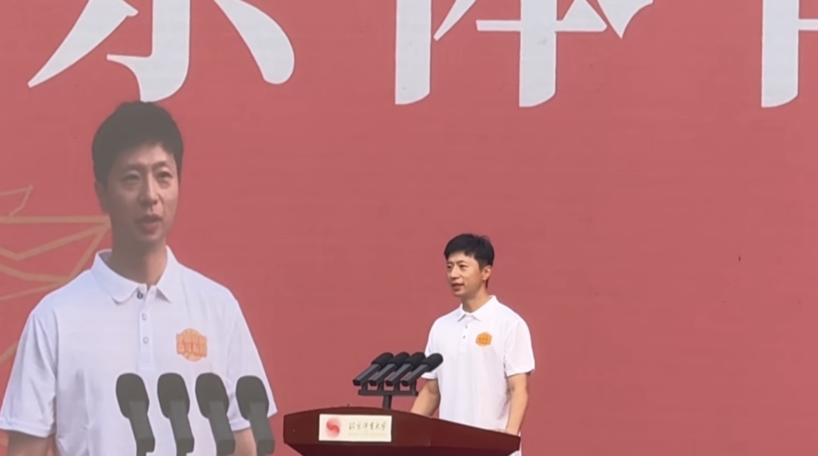 什么教我打乒乓球的是世界冠军马龙
开学典礼那天，坐在台下，我怎么也想不到，上台发言的新生代表，会是马龙。

主持人念出名字的一刻，全场瞬间沸腾。
“大家好，我是北京体育大学2026级博士新生马龙。”

从前只能在电视里看他征战乒乓赛场，拿下一个又一个冠军，是大家口中的龙队、六边形战士。而今天，我们拥
