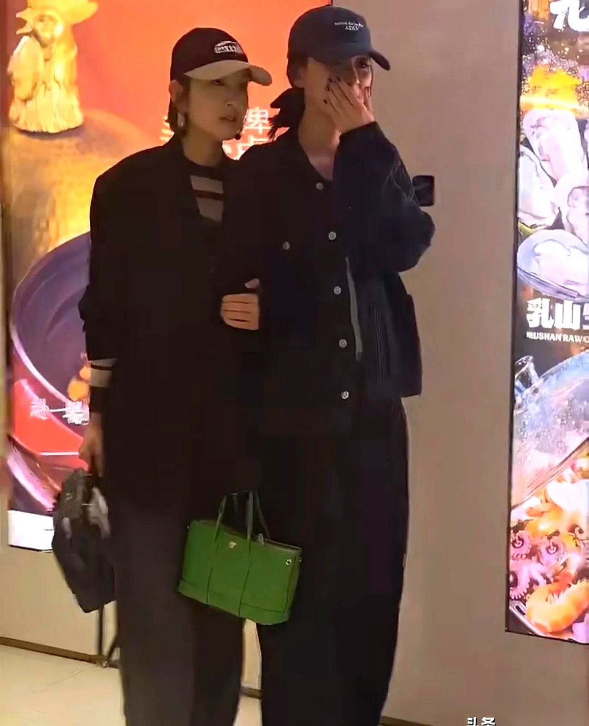 几十部发烫的手机几乎要怼到周翊然的鼻尖上。几个一米八几的保镖满头大汗，硬生生被四面八方涌来的人群挤得连连后退，根本挪不动步子。
而在包围圈三米开外的角落里，唐艺昕和孙怡紧紧贴着墙根，半步都不敢往前迈。
在这段最近被网友疯传的偶遇画面里，没有光鲜亮丽的红毯，只有令人窒息的围堵。
镜头拉近。
唐艺昕的肩