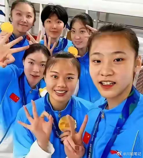 最近2026女排亚锦赛落下帷幕，中国女排收获亚军，顺利拿到2027年女排世界杯参赛资格。按照赛制，亚锦赛亚洲前三名可以直通这项大赛，同拿到名额的还有冠军泰国队、季军日本队。
早在今年9月，国际排联就对外官宣了18支已经锁定席位的队伍，中国女排就在名单里面，之后中国排协也确认了这个消息。这里跟 ​